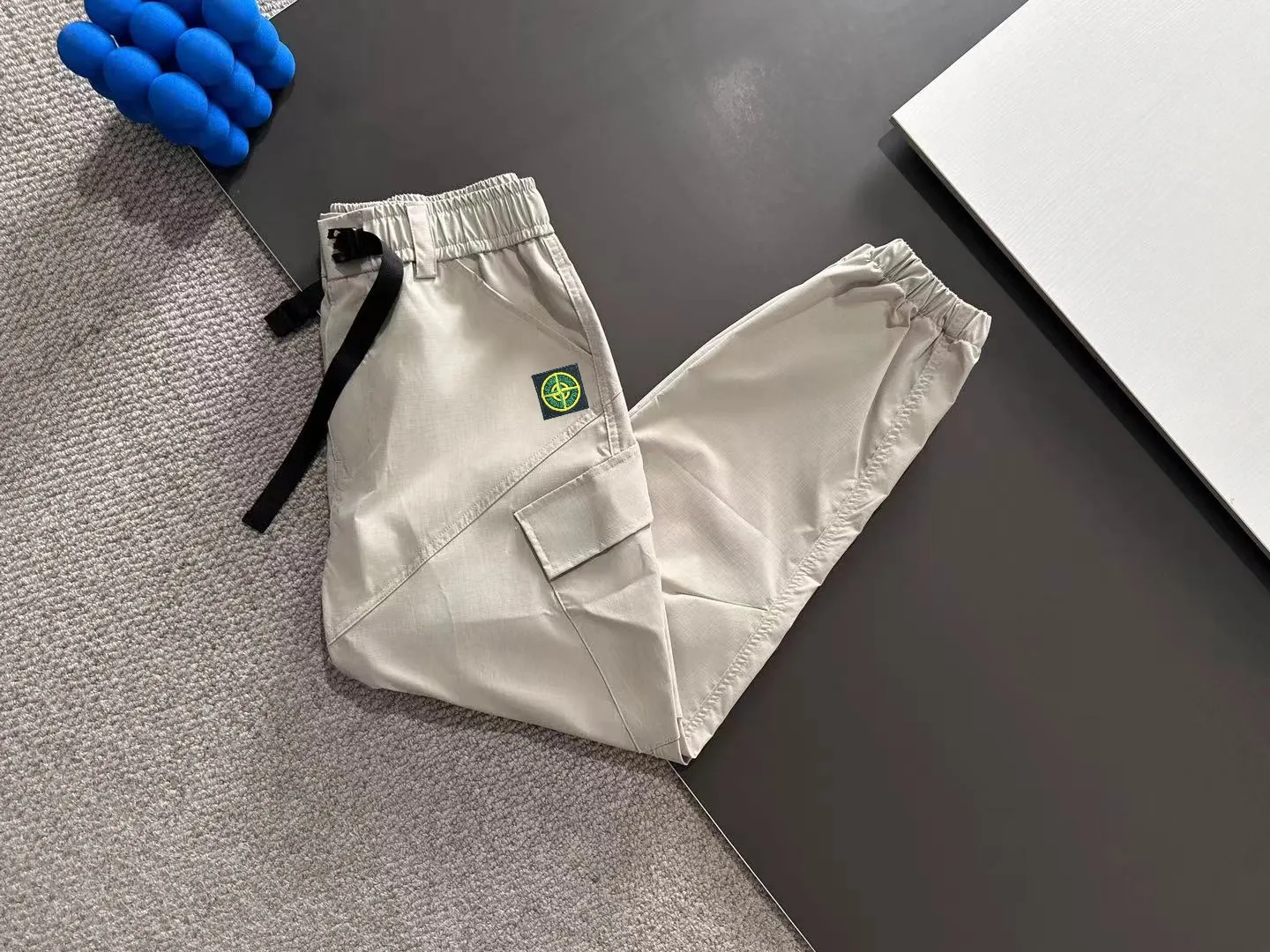 Next day shipment P360 Stone Island/Stone lsland 2025 spring and summer new elastic band casual solid color legged trousers, the trouser hem is stitched with two stitches, the stitching is fine and firm, the counter-customized fabric is highly breathable and comfortable, and the details are impeccable. The brand element design concept reflects high quality. It feels delicate and soft! It presents a casual cut and the upper body shape is great! Size: M-3XXL
